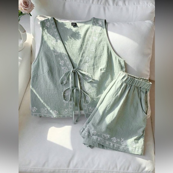 Green Embroidered Sleeveless Top and Shorts Set - Picture 4 of 7